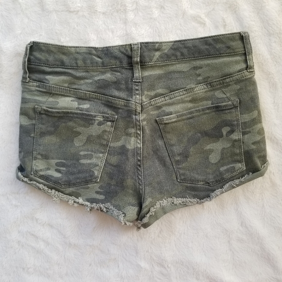 3/$20⭐Mossimo Camo High Rise Distressed Shorts - Picture 5 of 5